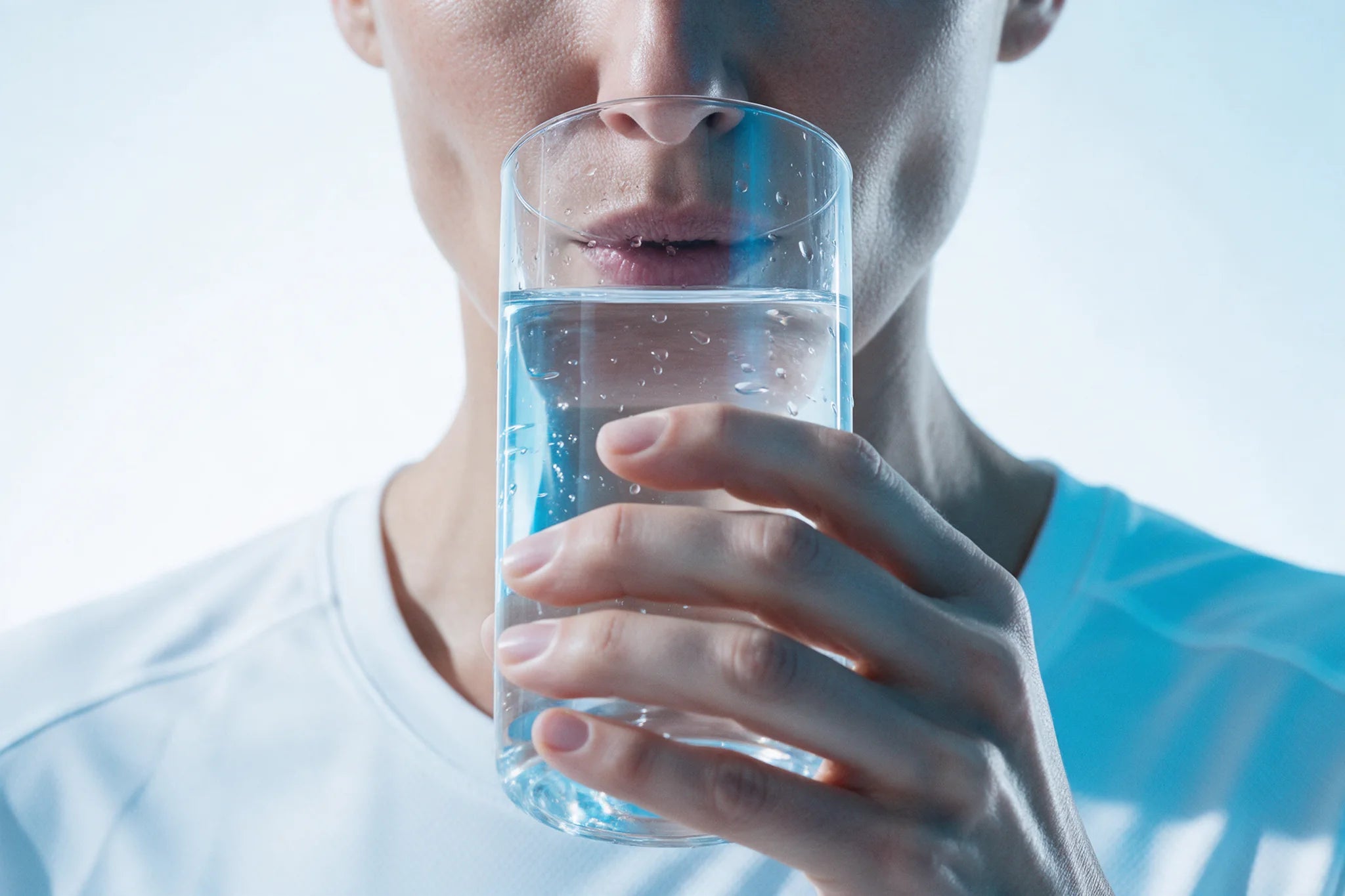 Une pause dans la routine quotidienne, un verre d’eau à la main